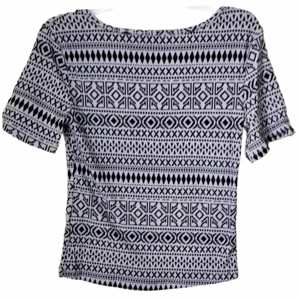 New Black And White Geometric Design Short Sleeve Top Small - Picture 4 of 6